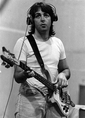 Пол Маккартни с леворуким Rickenbaker записывает басовые риффы для альбома Abbey Road